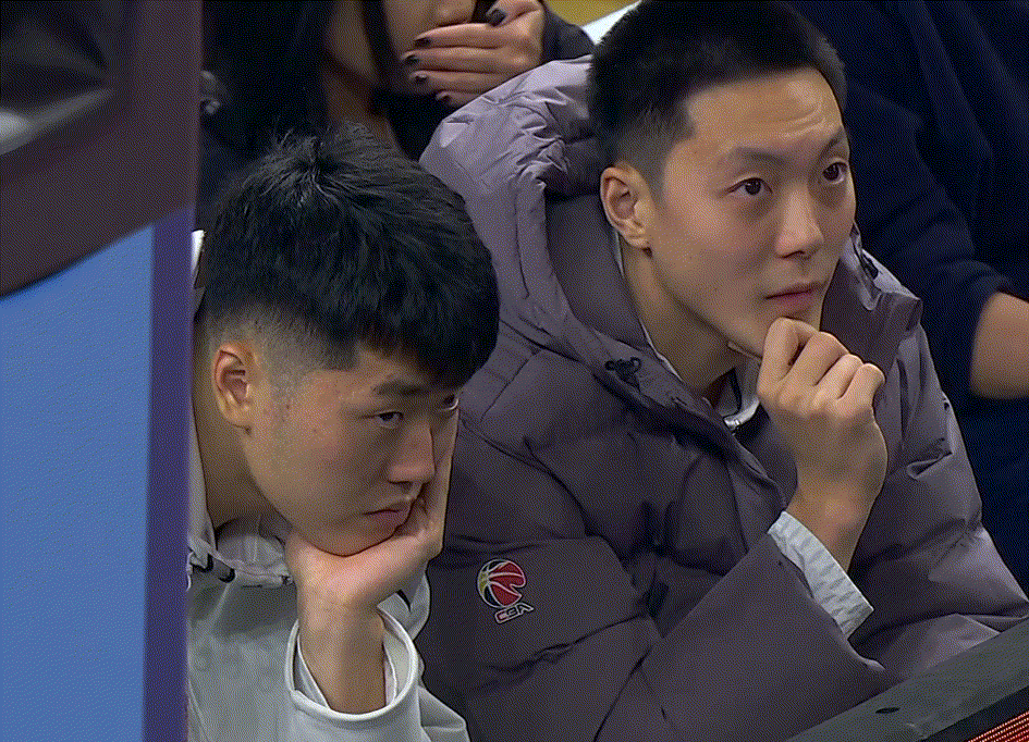 认真看球的小胡＆嘉哥cba俱乐部杯赛