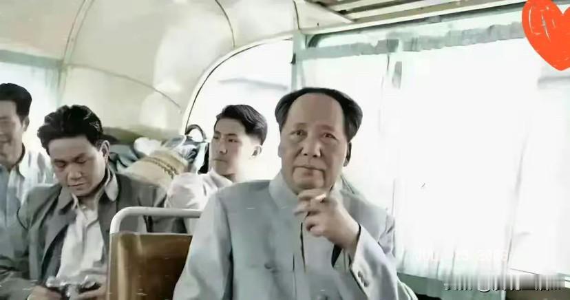 照片再现了1958年5月25日，毛主席在北京“微服”乘坐公交车时的真实瞬间。
