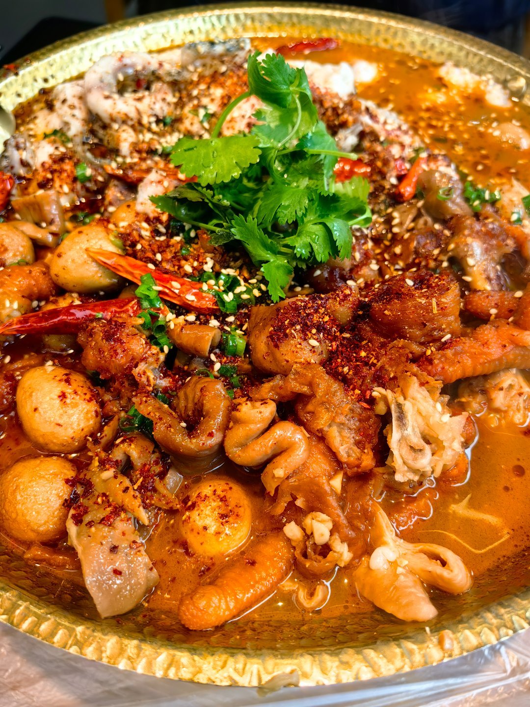 *在路上*海鲜猪大肠。哇，超超大大一锅， 鱼，鸡爪，大肠，虾，还有一堆配菜。好吃