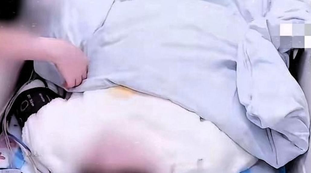 天理难容！一个年仅8岁的小姑娘，被紧急送医时下体严重撕裂，接诊医生心都凉了半截—