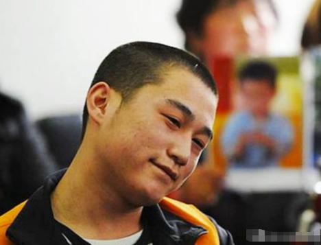 “判我死刑吧，谢谢！”20岁的马金库站在法庭上，脸上挂着笑容，向法官鞠了一躬。 