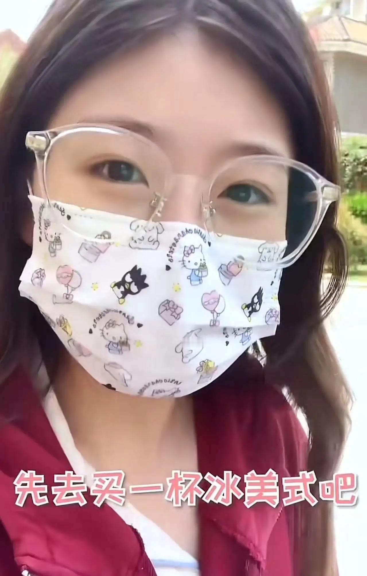 姑娘你是去上学的，不是去度假的

两千一月的生活费不够？

你怕一万也不够

一