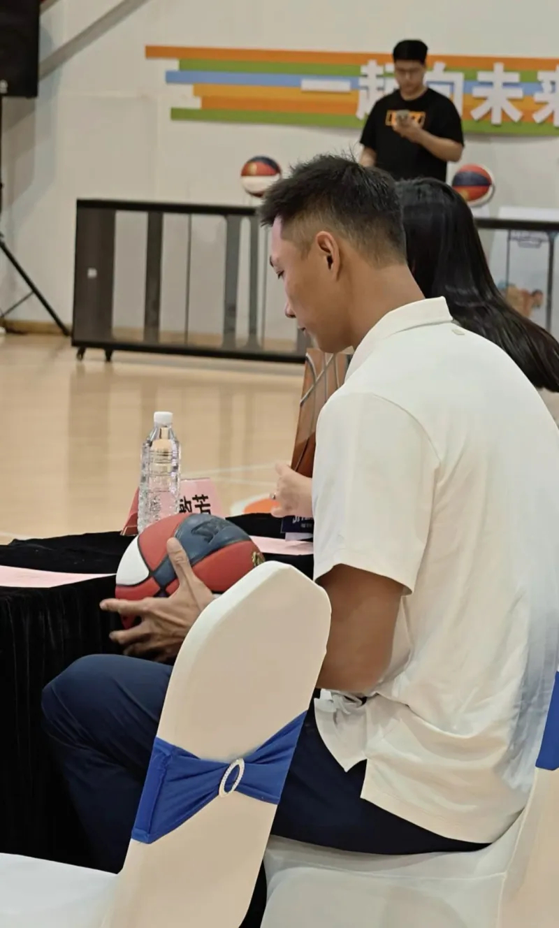 终于有消息了，易建联最新动态：现身深圳，状态看着不错啊！他带给很多人启示，出什么