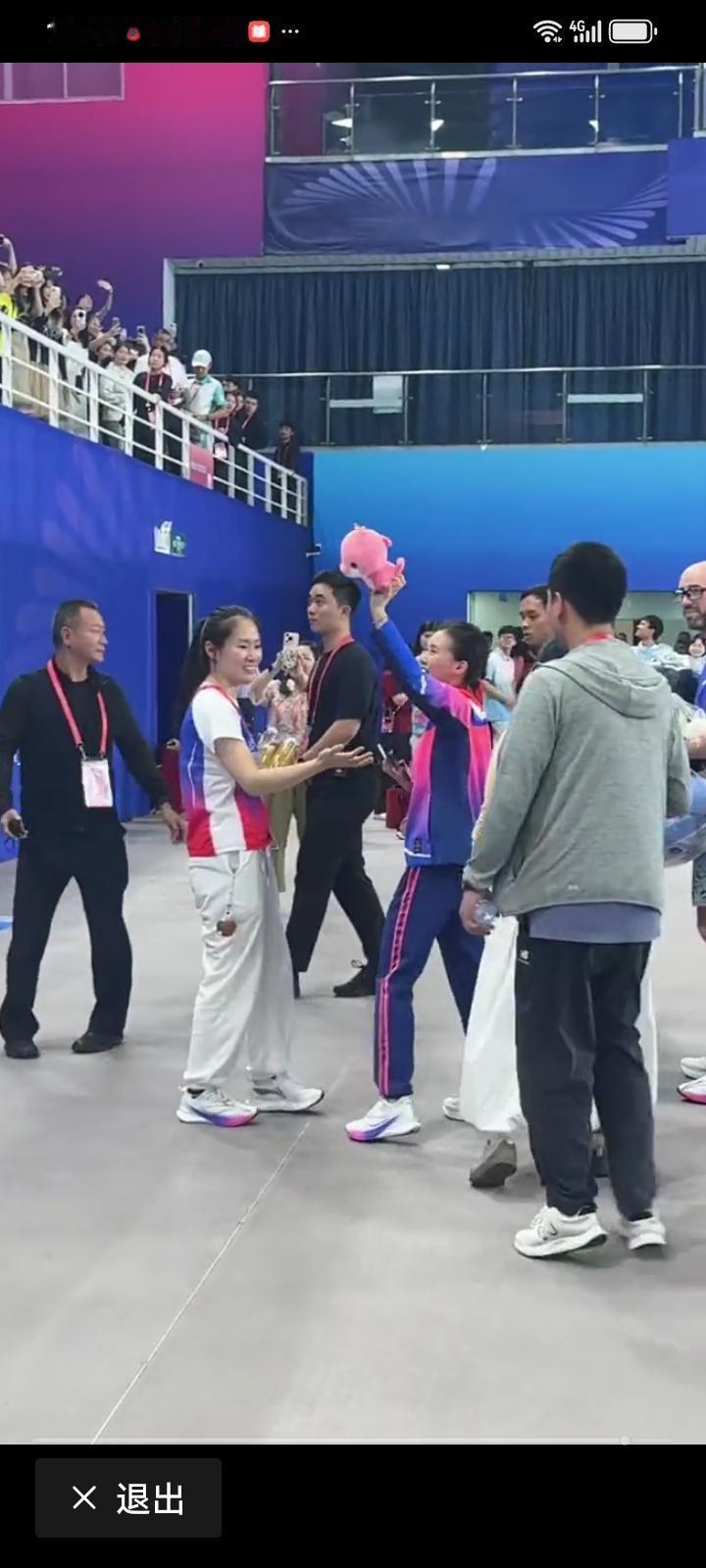 今天晚上最开心幸福的陈芋汐和教练余晓玲指导，师徒俩有今天的成就，付出多少艰辛只有