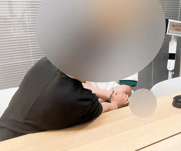 浙江杭州，一男子看到女下属腰细臀肥的，早就觊觎她的美貌，找机会带女子一起参加商务