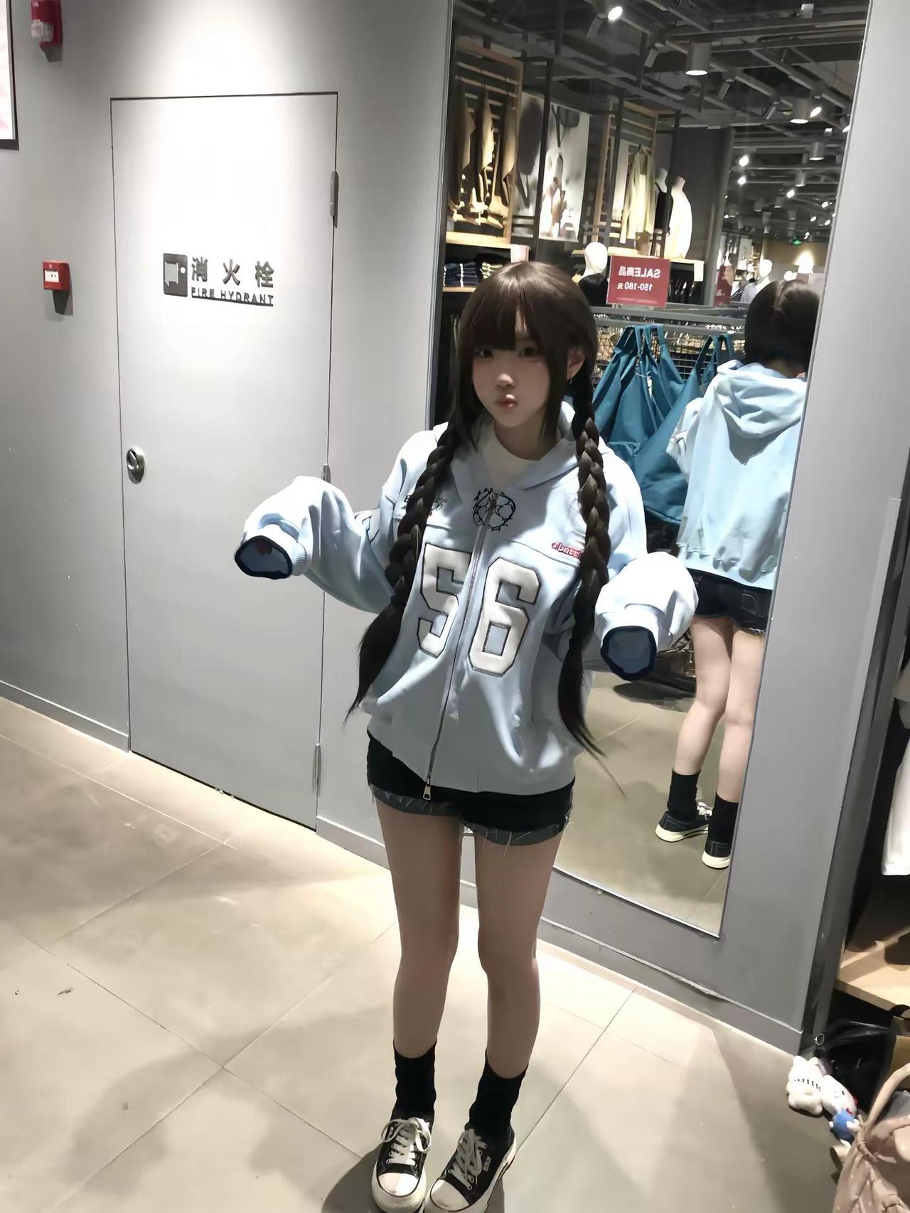 豆包豆包 把图片中的女孩子传送到我身边BAE1美式刺绣外套 拍照姿势 ootd
