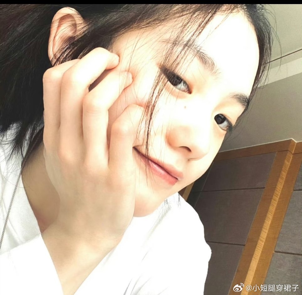 刘冲选的刘浩存李庚希封面图只要同台，都会作对比，两个小姑娘不要太出众。 