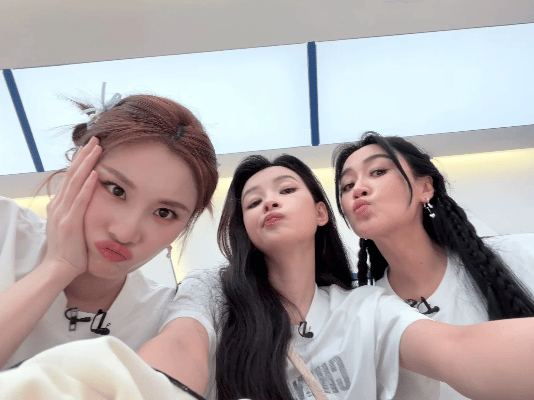 孙怡晒与张慧雯赵子琪合照乘风2026被姐姐们的合照治愈到，孙怡、张慧雯、赵子琪同