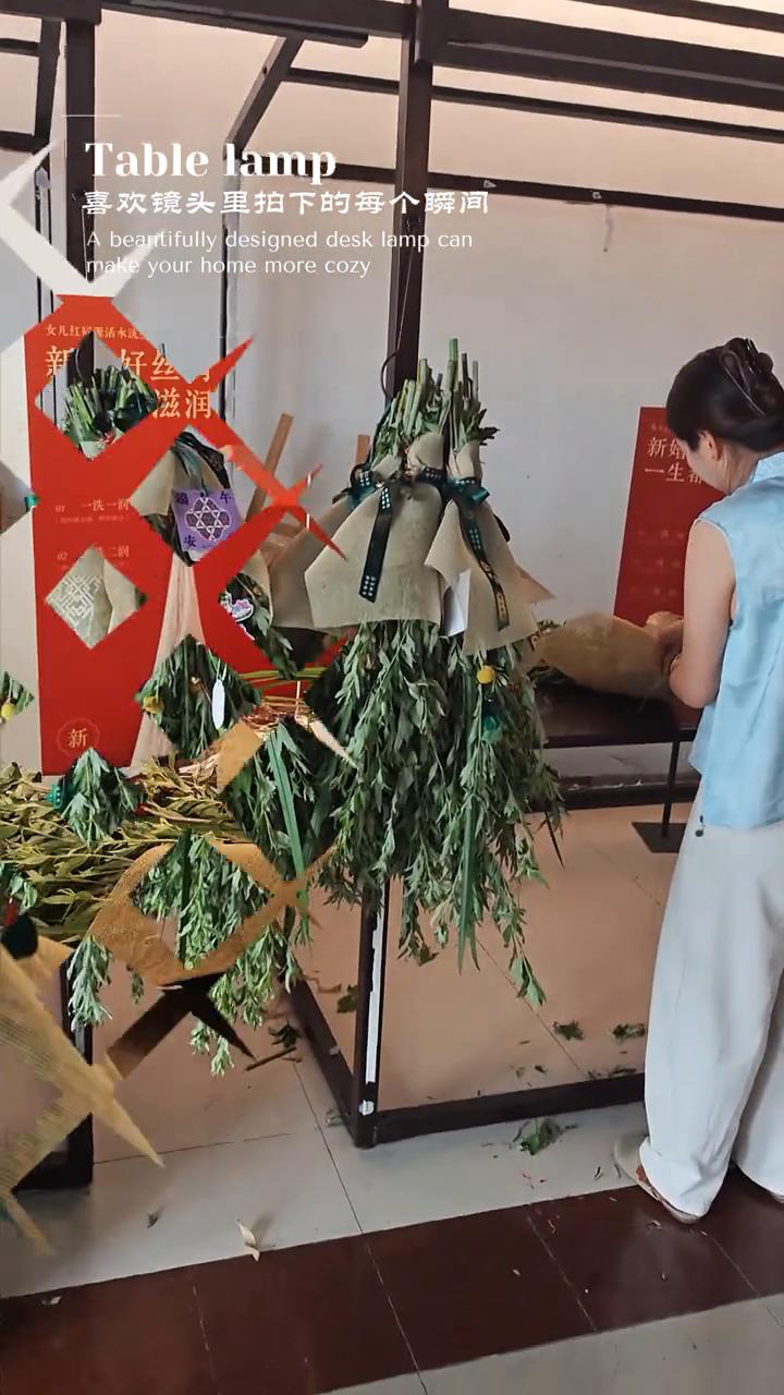 潘家佑。
喜欢镜头里拍下的每个瞬间，祝大家端午吉祥。五月五，是端阳，门插艾，香满
