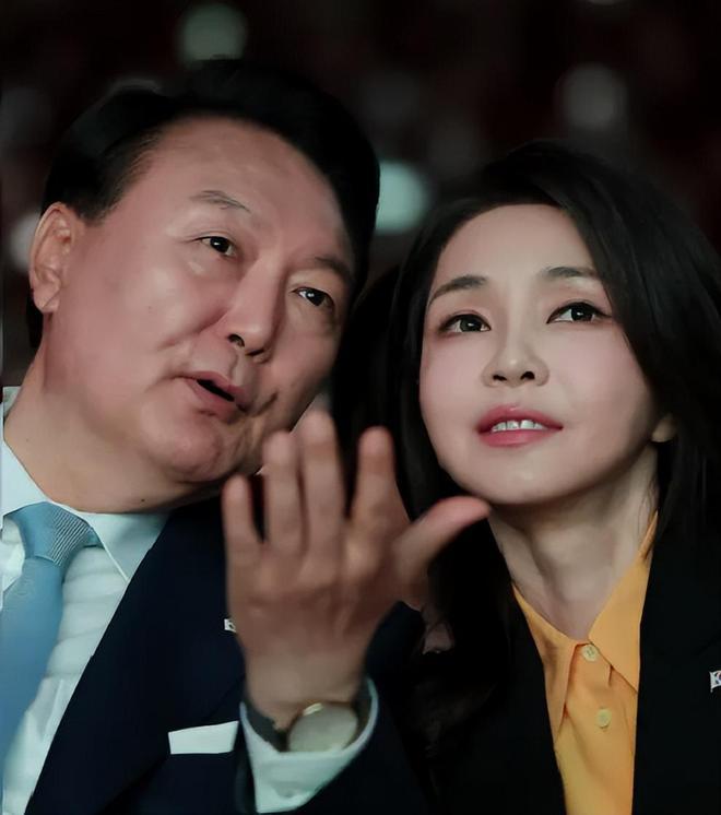 尹锡悦的煎熬
金建希二审比一审增加2年多刑期，三审还没开庭，但特检组请求法院判7