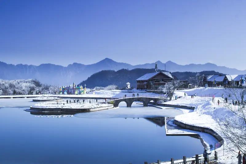 1月20日四川成都，游客吐槽西岭雪山“吃相难看”。花240门票上山后雪地被围住，