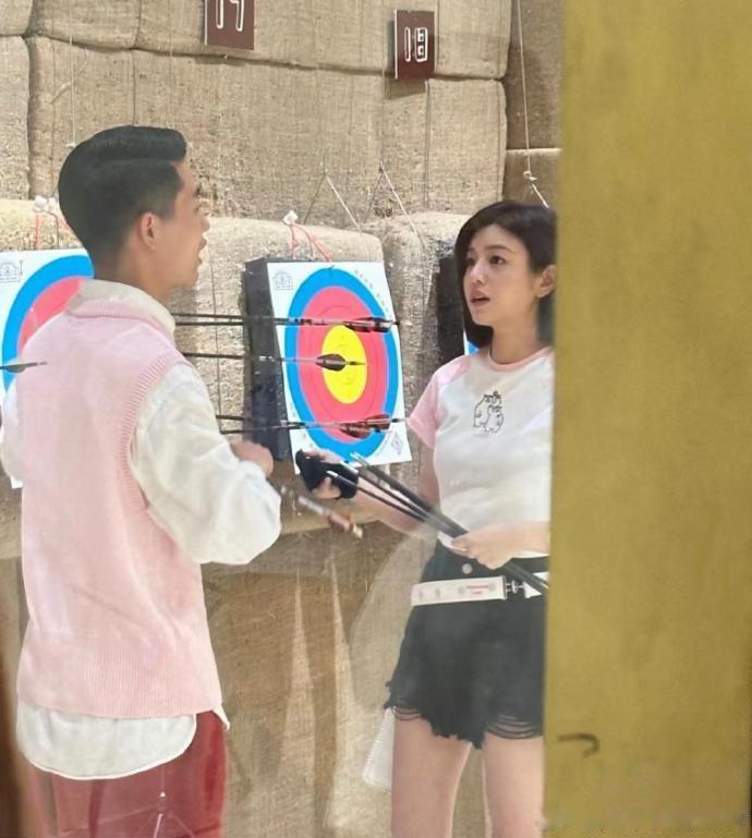 陈妍希带儿子练习射箭 近期，陈妍希带8岁儿子小星星在杭州射箭馆练习射箭，这状态太