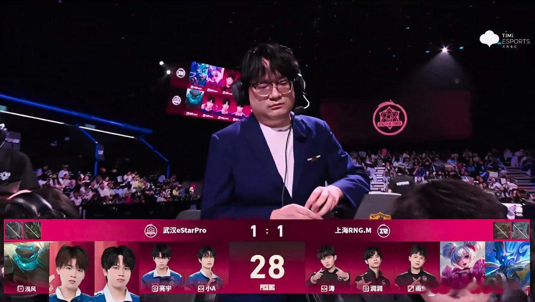 eStar赛中轮换eStar小楼轮换上场双方战至平分eStar派出小楼轮换调整，