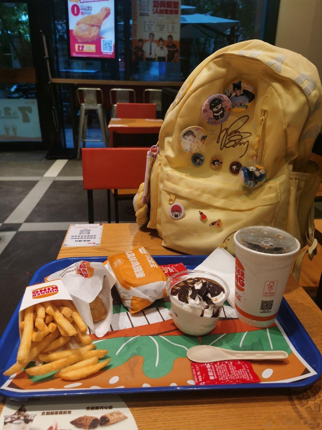 摩登兄弟[超话] 饿得能吃下一头牛忙了一天，脑瓜子疼​​​