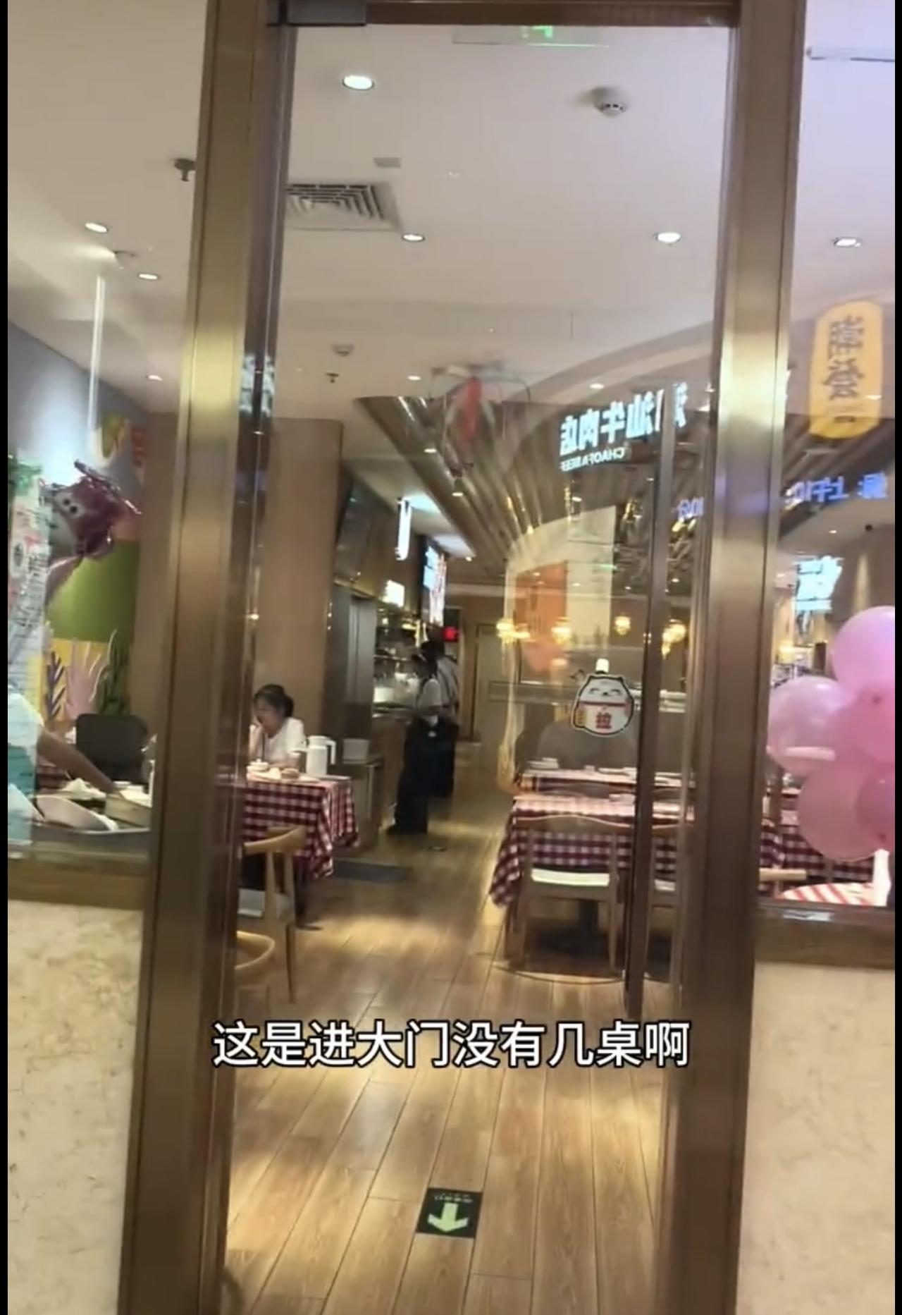 与罗永浩吧对峙之后，

西贝的生意惨淡。

不复昔日辉煌。

在罗永浩与西贝的事