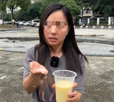 太糟心！成都徐女士和两个朋友带着2个4岁儿童去火锅店聚餐，点了菜单标注的“鲜榨玉