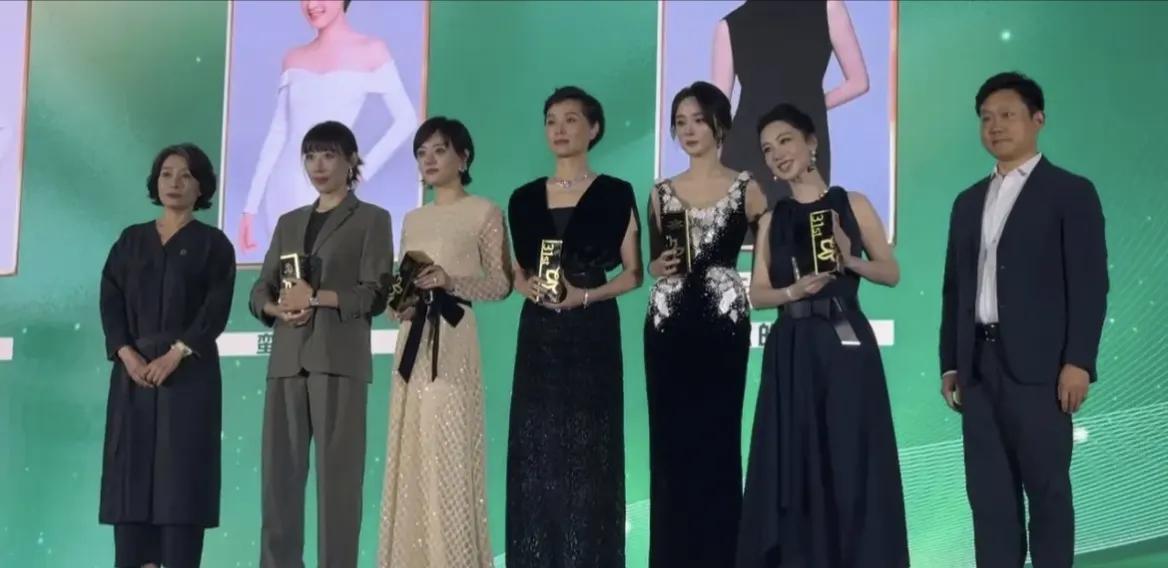 白玉兰奖提名女主角合影，吴越C位，杨紫在一众姐姐身边气势全无
白玉兰提名女主角那