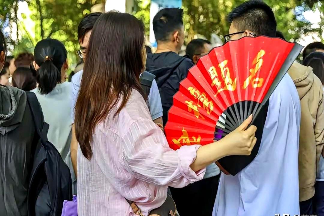 查分那一刻，屏幕停在467分。
广东，物理类。
去年也是467，不肯去民办本科，