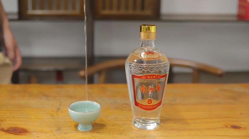 我和发小一起在到上海工作，我和他的工资都差不多只有8000元左右，如今距离我们大