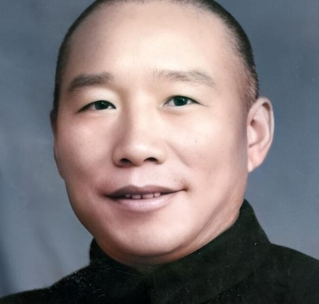 1948年，国军的一名伙夫和大部队走散了，被解放军拦下。解放军看他年纪大，便发了