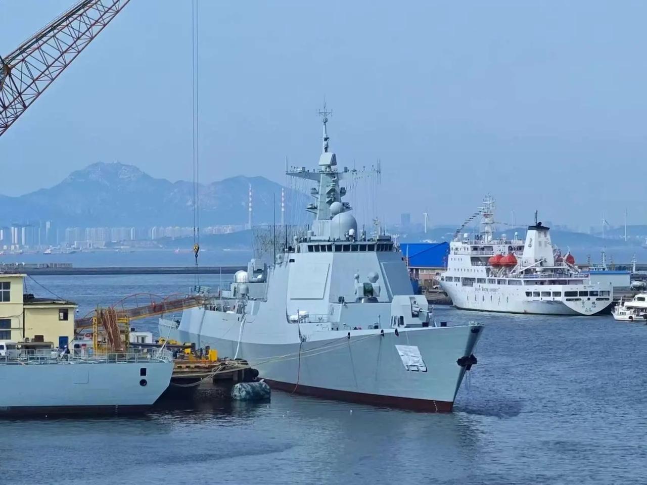 最新批次的052D导弹驱逐舰，其标志是主桅杆顶部配有364低空快反雷达天线整流罩