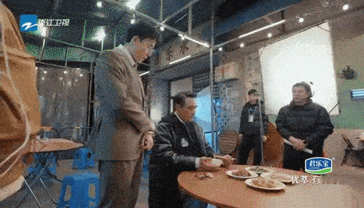 #吴镇宇问张睿是来吃饭的吗#《无限超越班2》演《无间道2》里演的倪永孝，连吃饭戏