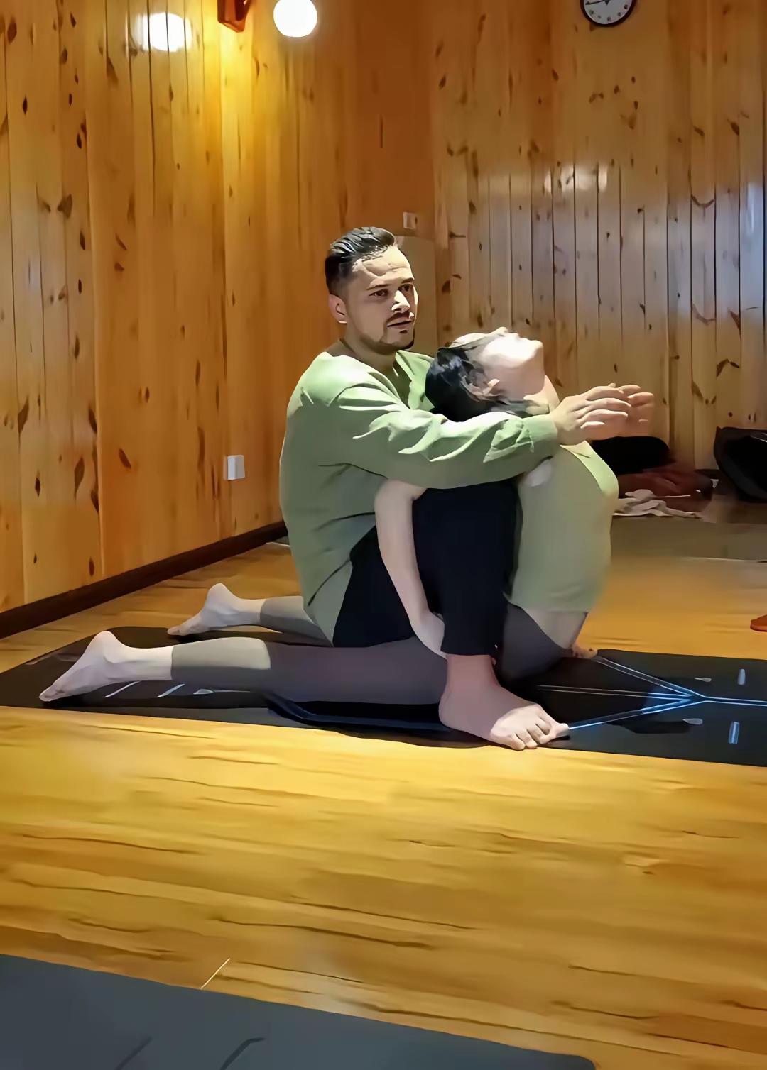 性骚扰，偷拍，印度瑜伽“大师”在郑州教瑜伽，8年来，以教瑜伽为名，把摄像头藏在不