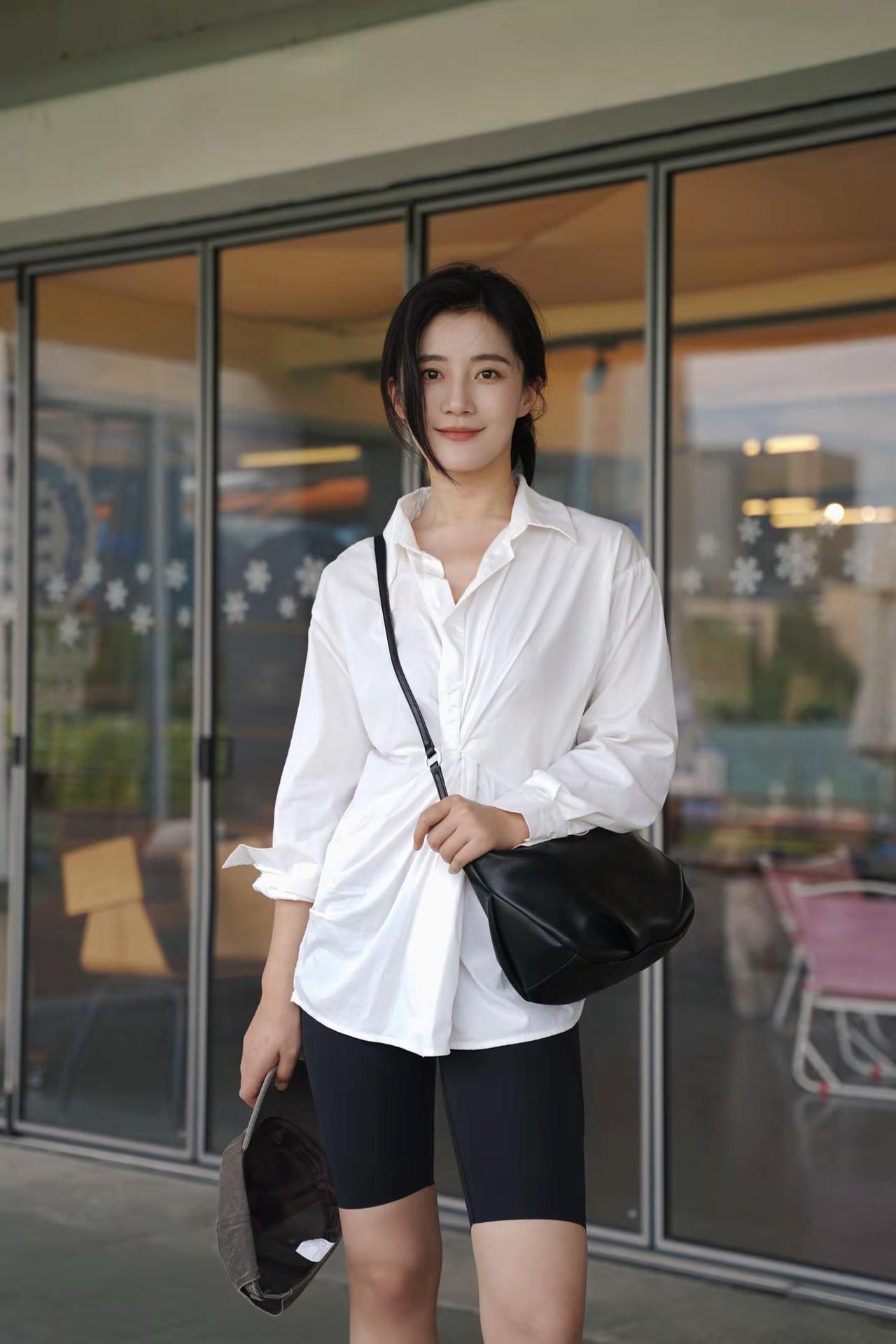 幸福来自于内心的感受 你感觉幸福才是真的幸福随拍look 咖啡店窗边 没有班味的