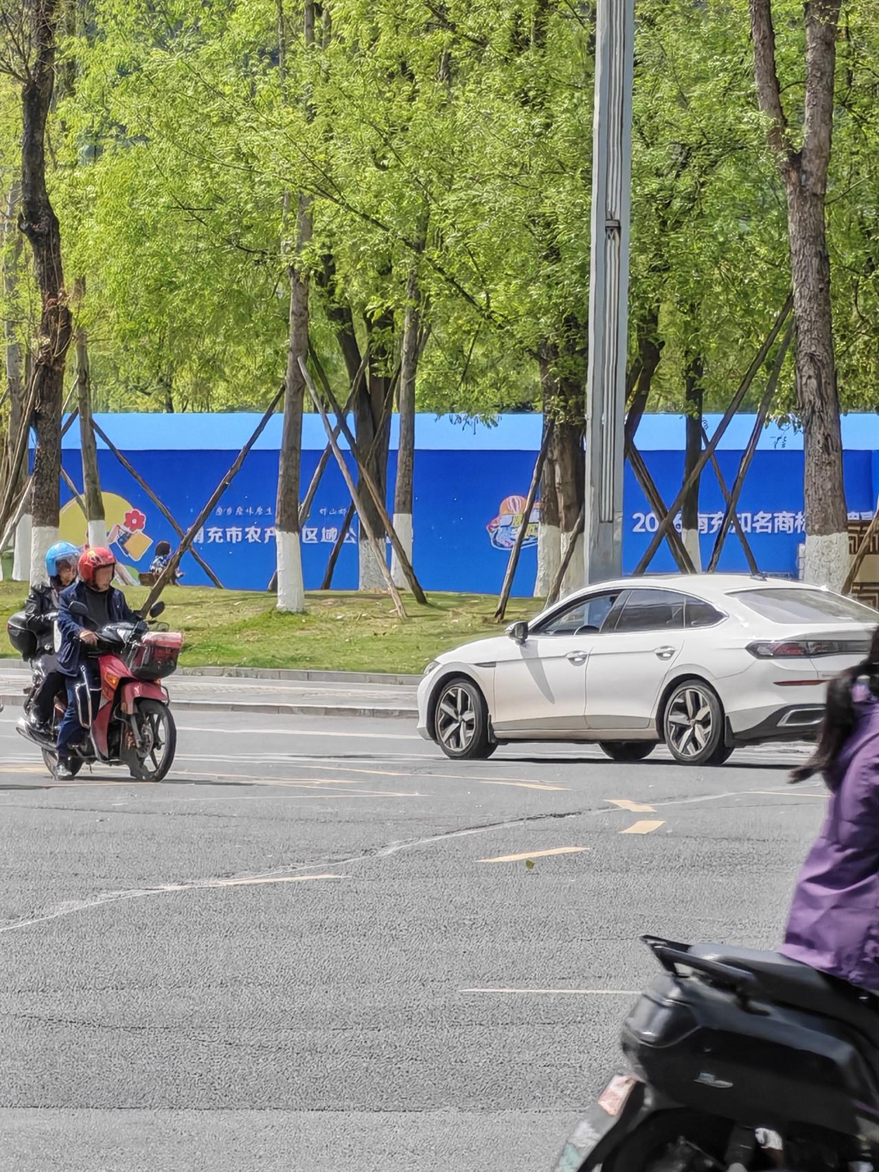今天路过白土坝，看到博物馆的空坝里在搞活动样。好像是南充农产品展示吧，太远了也看