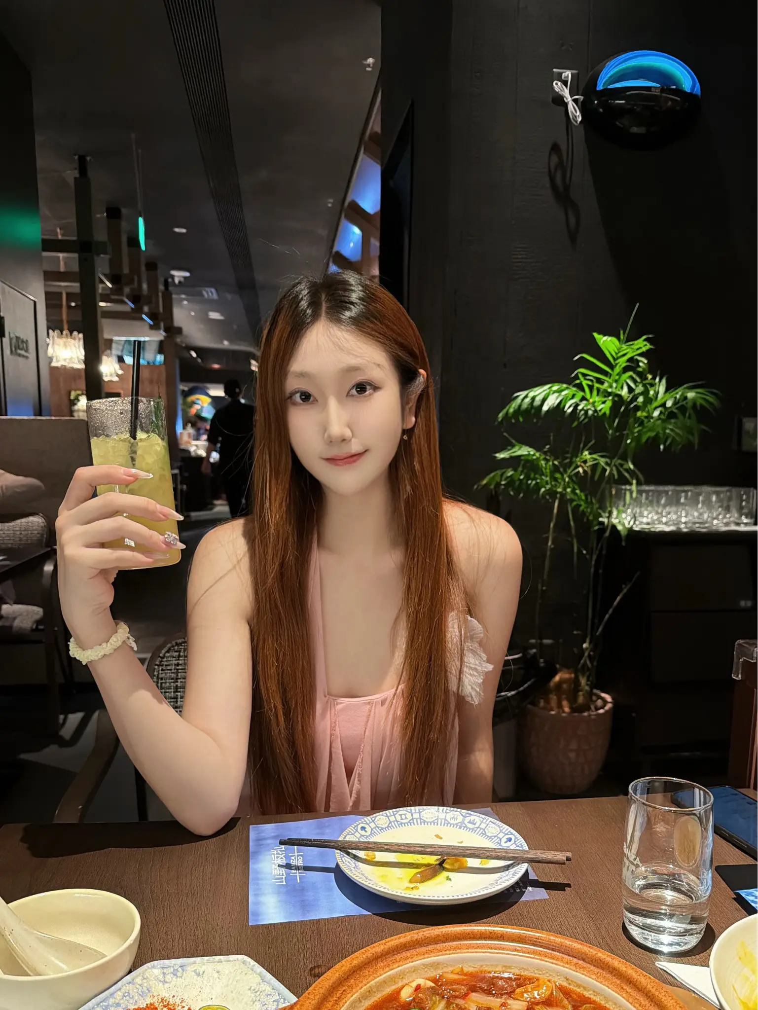 寂寞被染成霜 你的世界出现一位姑娘✨
