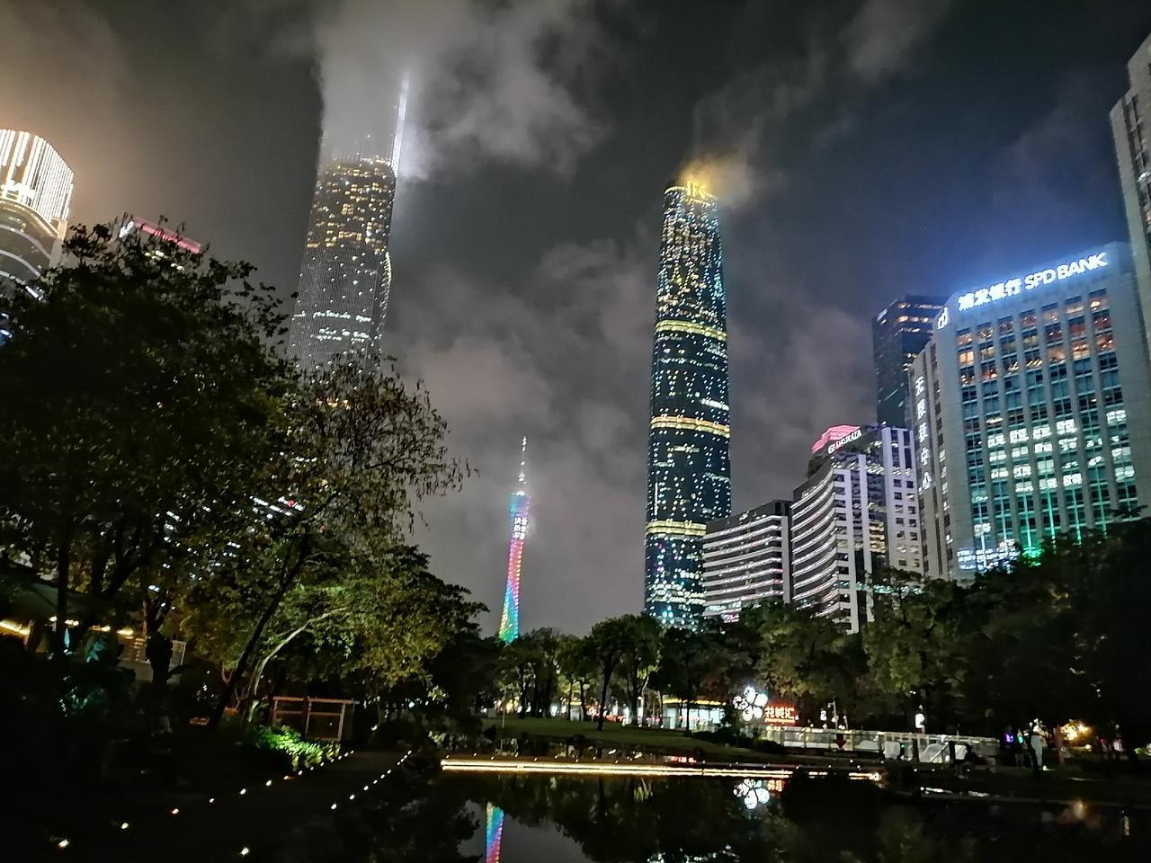 广州花城汇广场真的是个超美的地方。这里汇聚了众多时尚潮流的店铺，从高端品牌到个性