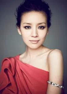 一次，徐静蕾采访时，说：“董洁实际是个很有个性，也很有原则的人。”

接着，继续