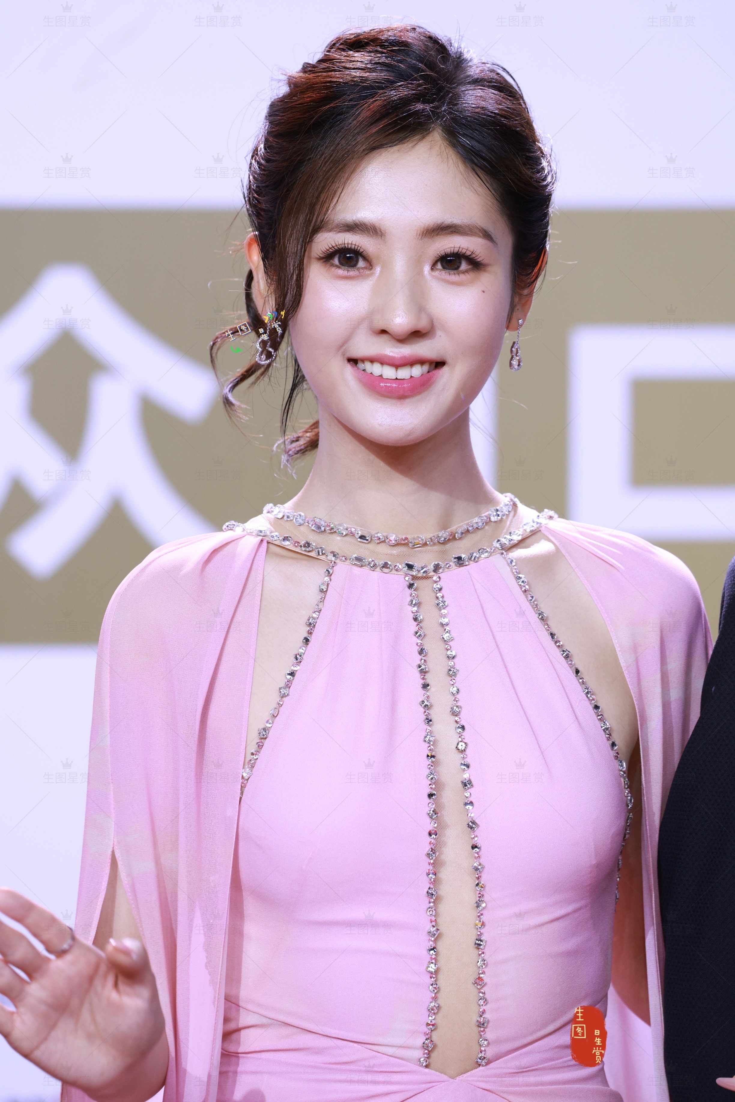 红毯走来的是粉色小仙女邢菲💖第六届新时代国际电视节