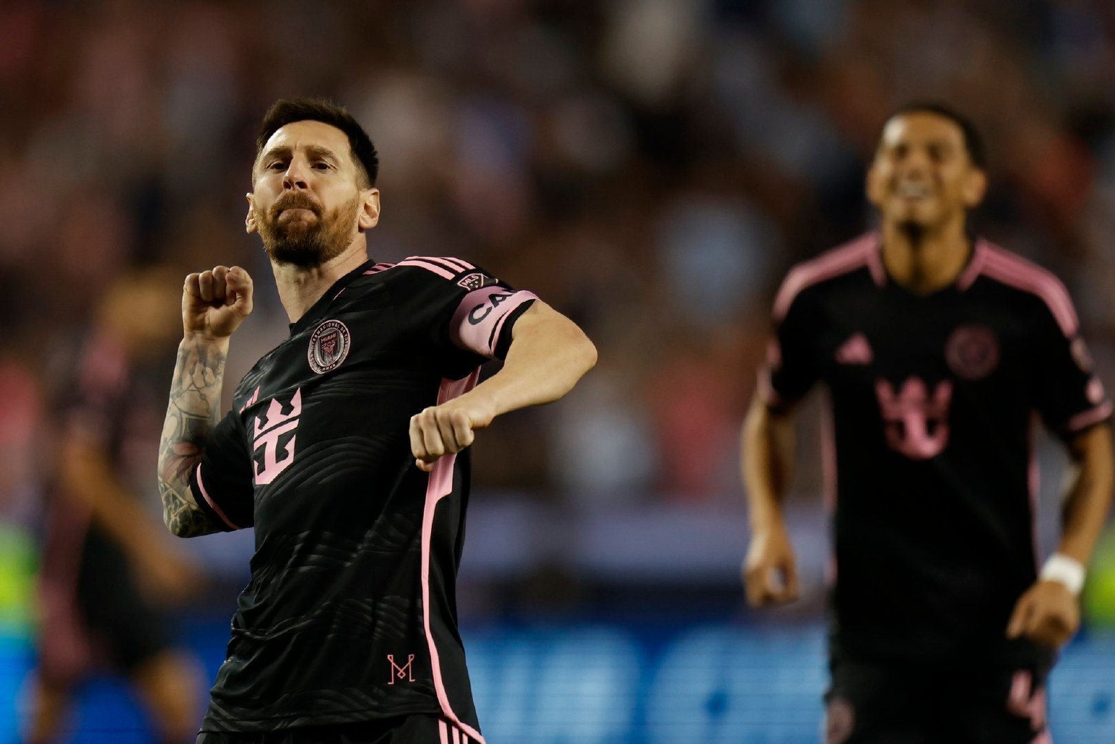 全场比赛结束，迈阿密国际客场3比2逆转堪萨斯城竞技，一场艰难的比赛......梅