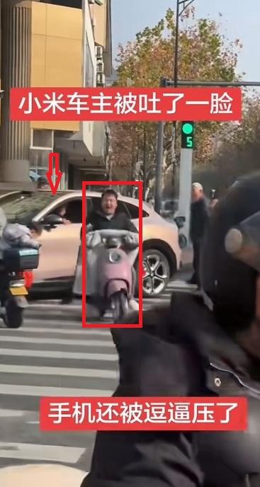 小车斑马线未礼让行人，司机被路人当面吐口水？你觉得过分吗？如果是你，你该怎么办？