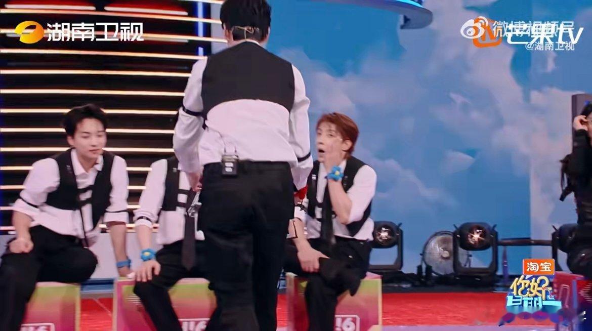 队友们被水炮淋到慌手慌脚，庞博二话不说冲去拿护目镜，挨个递到大家手里，这份下意识