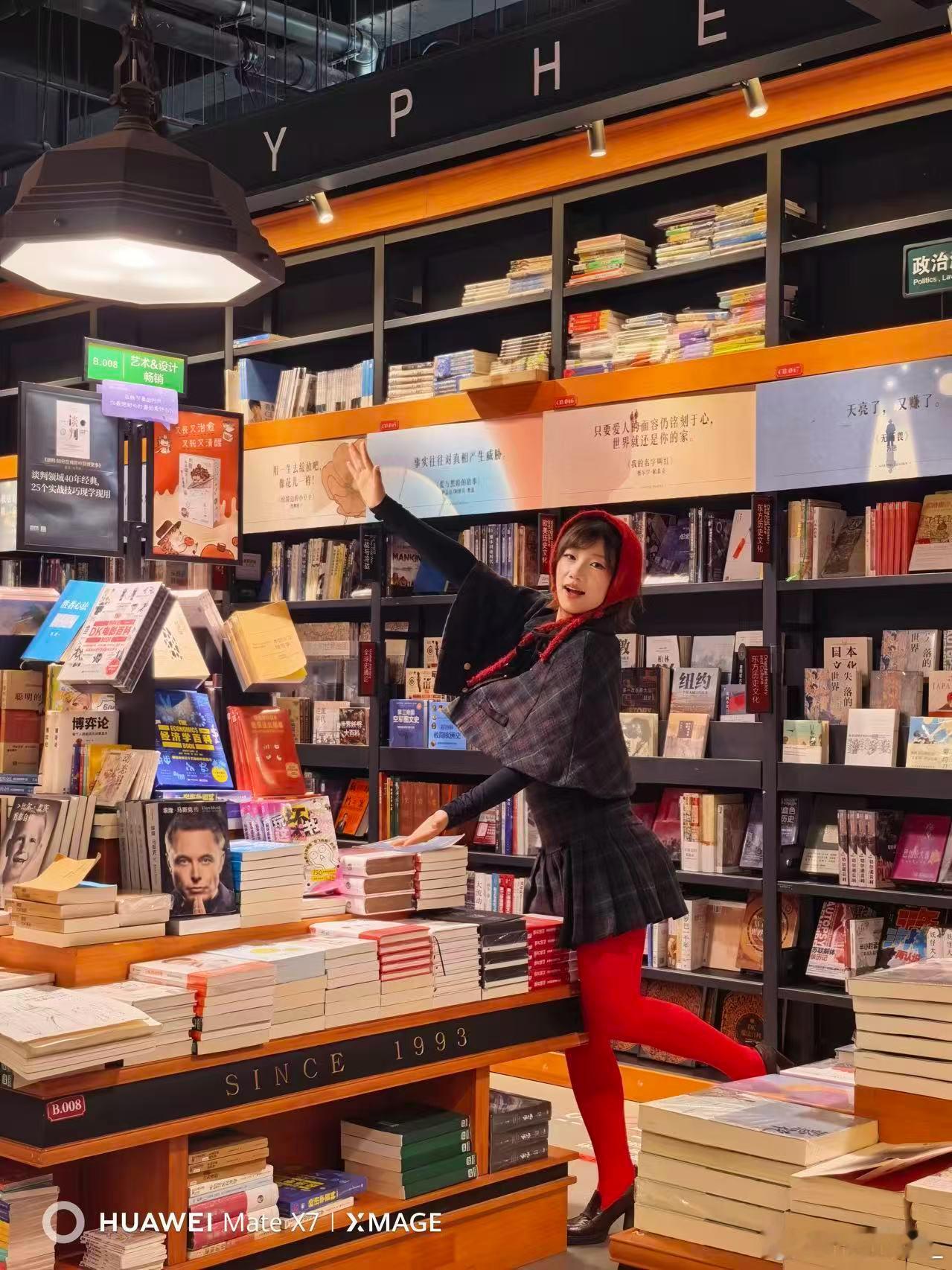 发明肉色秋裤的人你赢了 如果你不能接受肉色秋裤像没穿，那你可以考虑红色秋裤，不仅