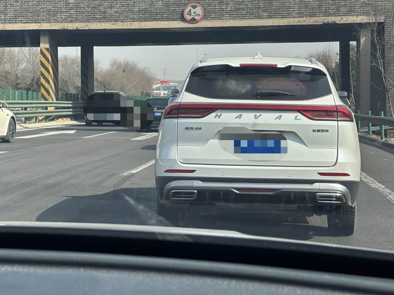 一是车太多，二是交通事故，三是某些司机开的太慢，还有就是高速免费！[允悲]