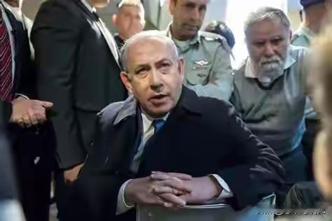 穿着西装的内塔尼亚胡应该满脑子都是军装吧，身处战争旋涡的他不专注战争不行，毕竟战