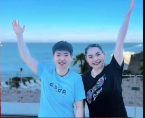 最感人的陪练！
远离外界喧嚣
在封闭基地挥洒汗水，
何卓佳辞掉赛事合同，
奔赴崇