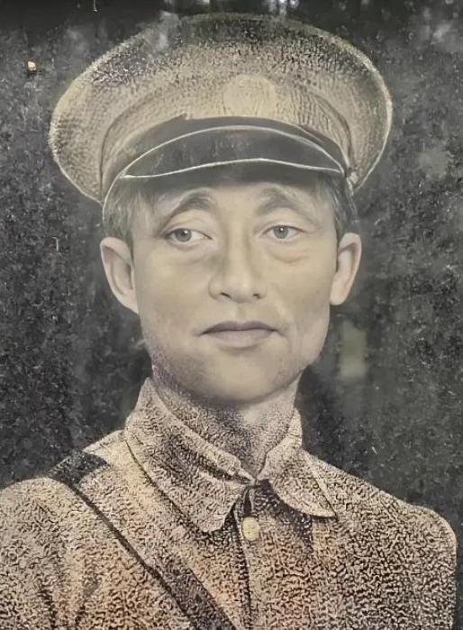 1950年，国军少将糜藕池主动起义、全力配合剿匪，一天家中突来公安：“你是糜藕池
