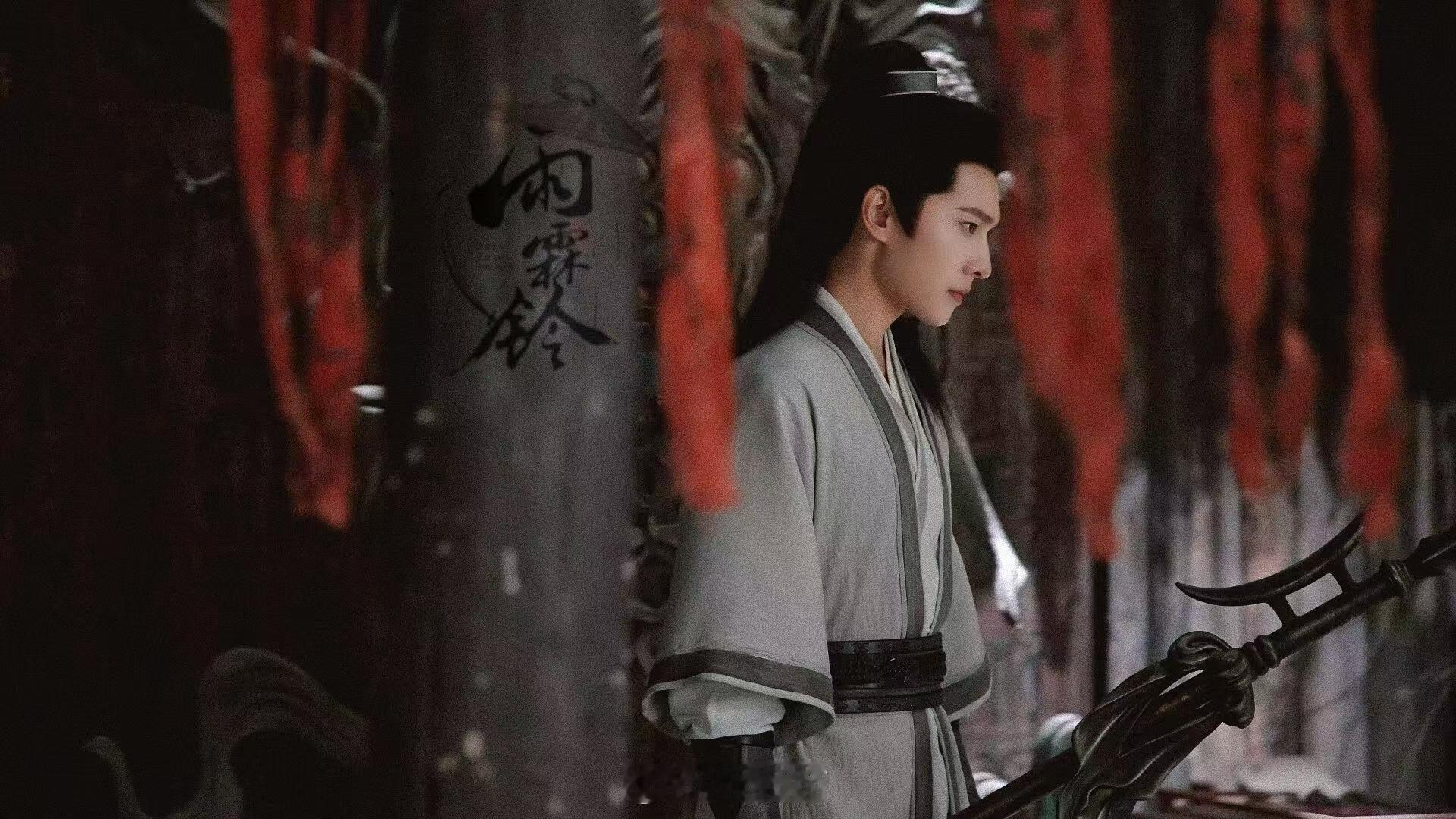 杨洋把武指头套打掉了杨洋打戏力道太足，直接把对方指头套都打掉，片场笑点满满。 