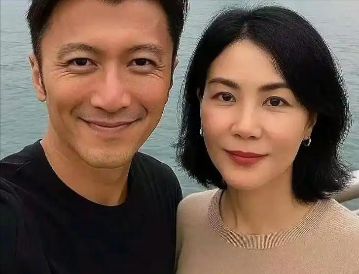 谢霆锋之所以离不开王菲，原因其实很纯粹。除了王菲长得好看、性格顺从之外，最关键的