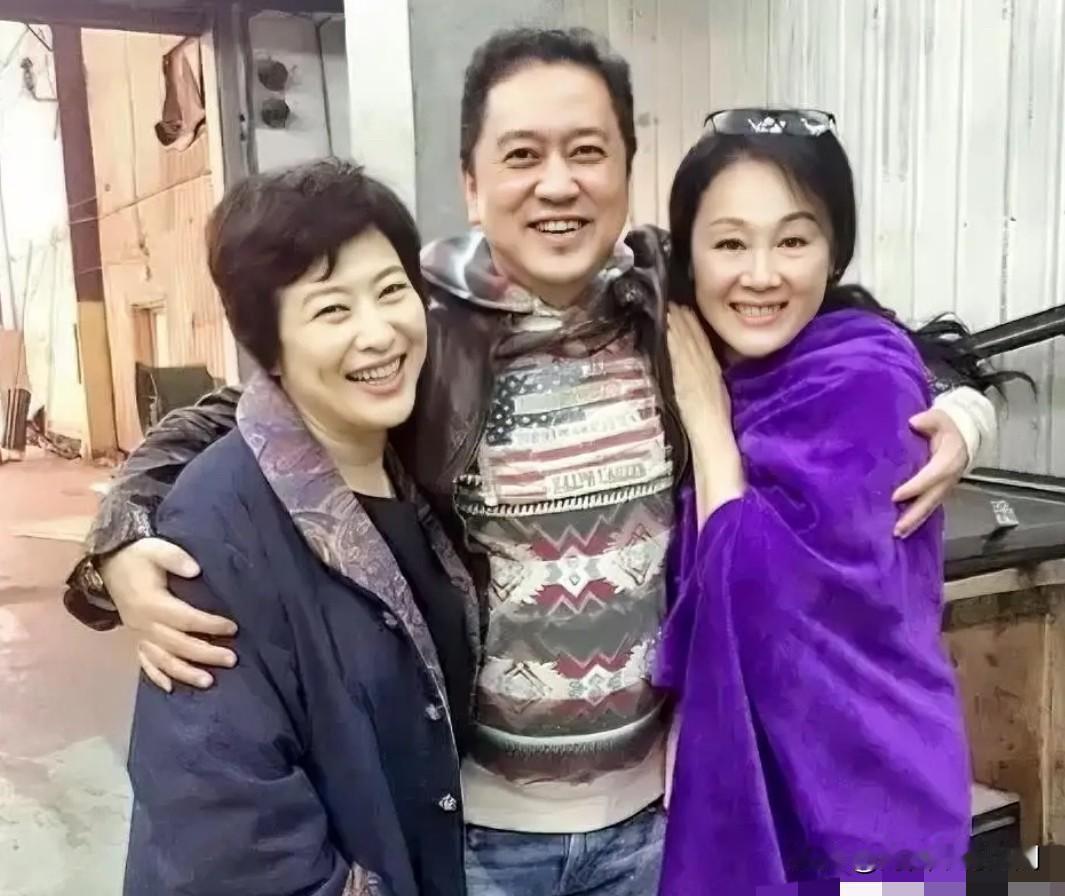 左边是国家一级演员许娣，北京曲剧名家，后转型影视剧，《三国演义》饰演甘夫人。中间