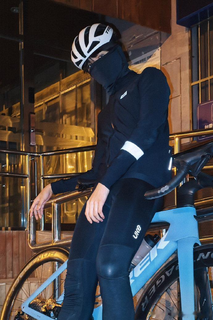 #张极骑单车plog# #张极骑单车造型# 张极跨上单车，瞬间化身为酷盖。黑色口