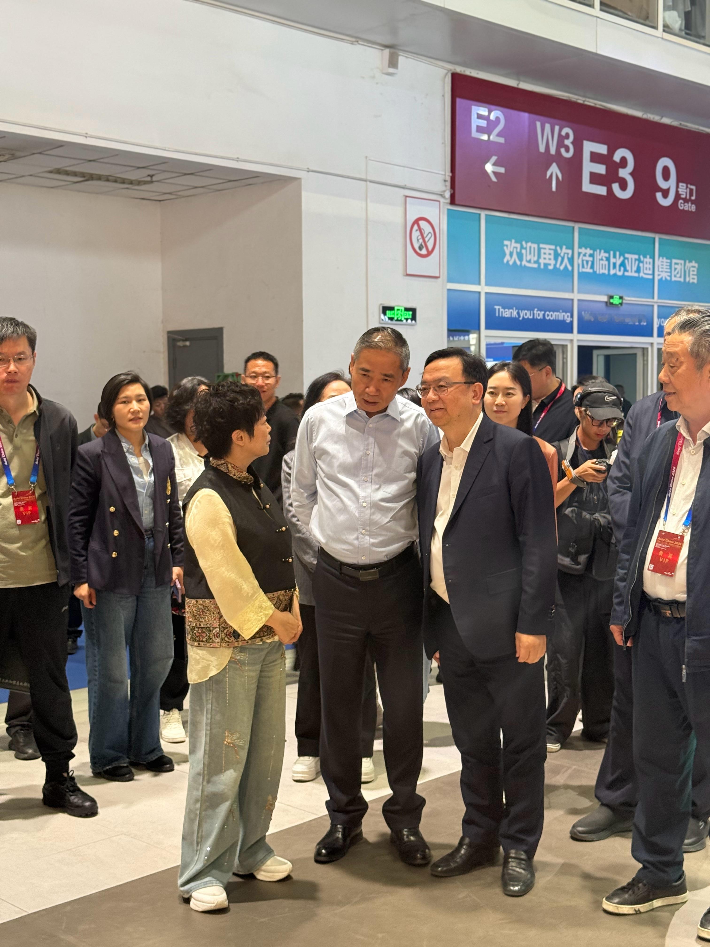 比亚迪展馆偶遇王传福，又恰好跟王总有了一张合影，怎么不算成功“追星”呢？人是真多