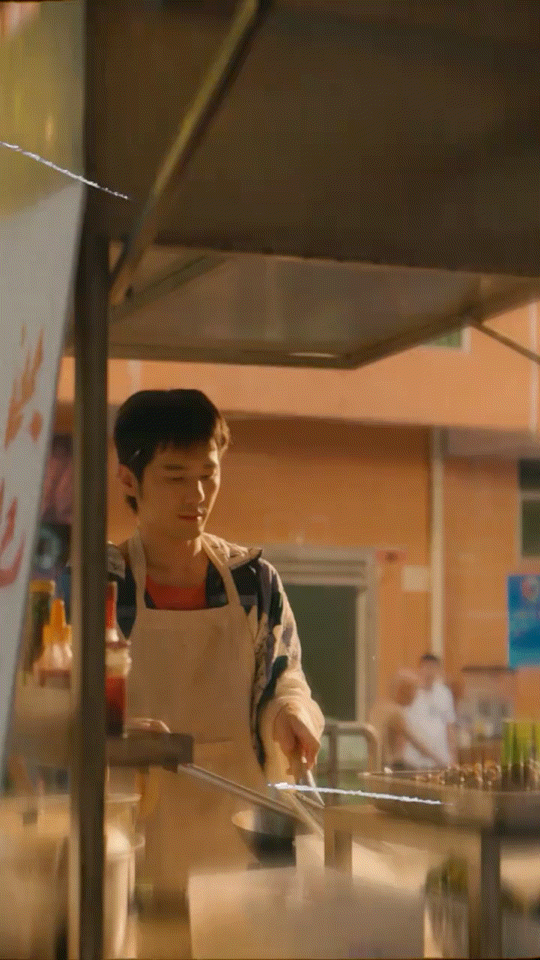 白宇 锅气味的哥  白宇演洪福真的太贴了！没有半点明星架子，介绍菜单时的熟稔劲儿