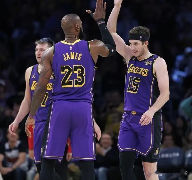 湖人或许有意防守悍将埃利斯，2换1大概率不会吃亏。
 
根据Clutch Poi