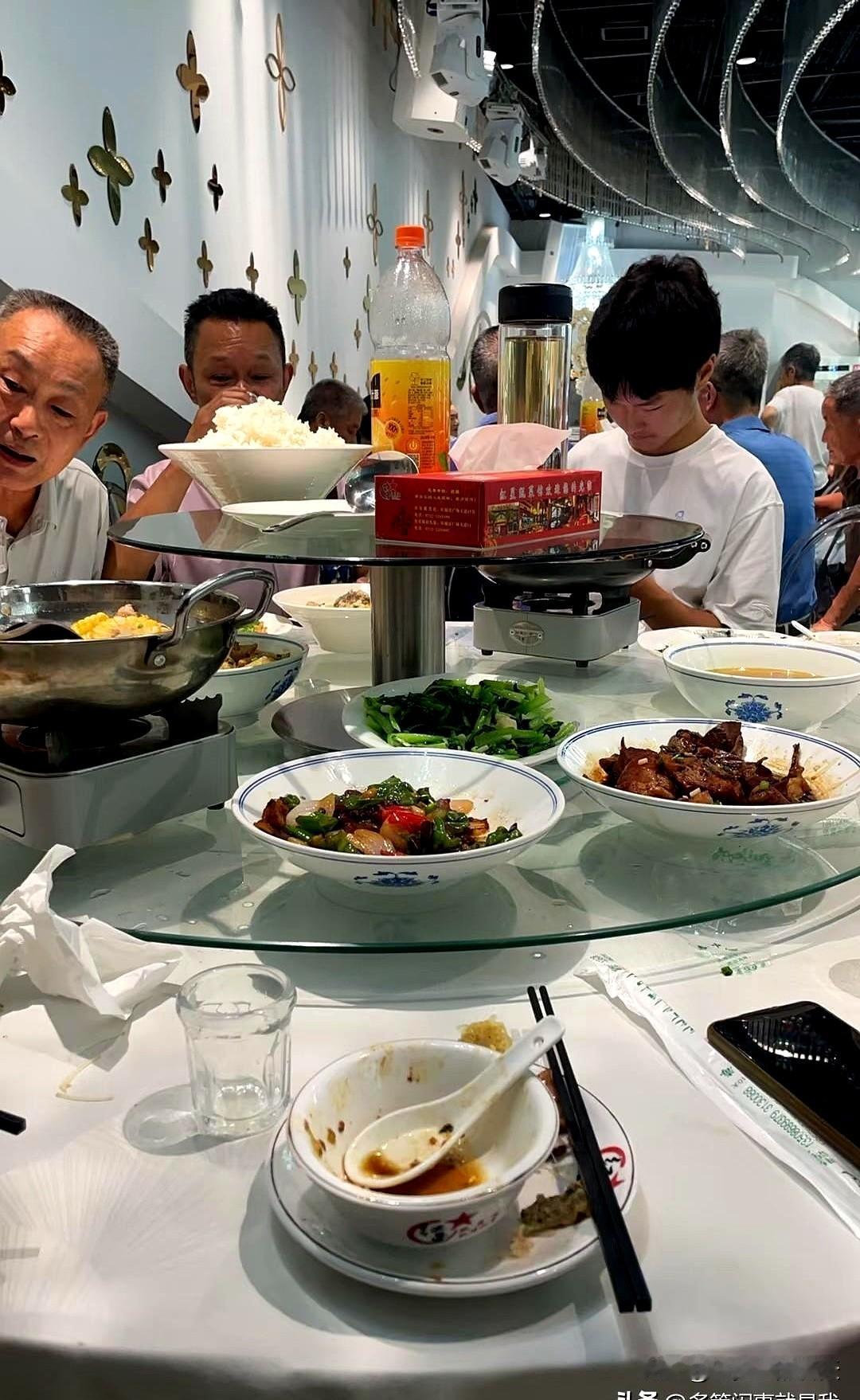 朋友家孩子考上一本，赶上升学宴，本想着随个两三百意思一下，到了现场才知道，礼单像