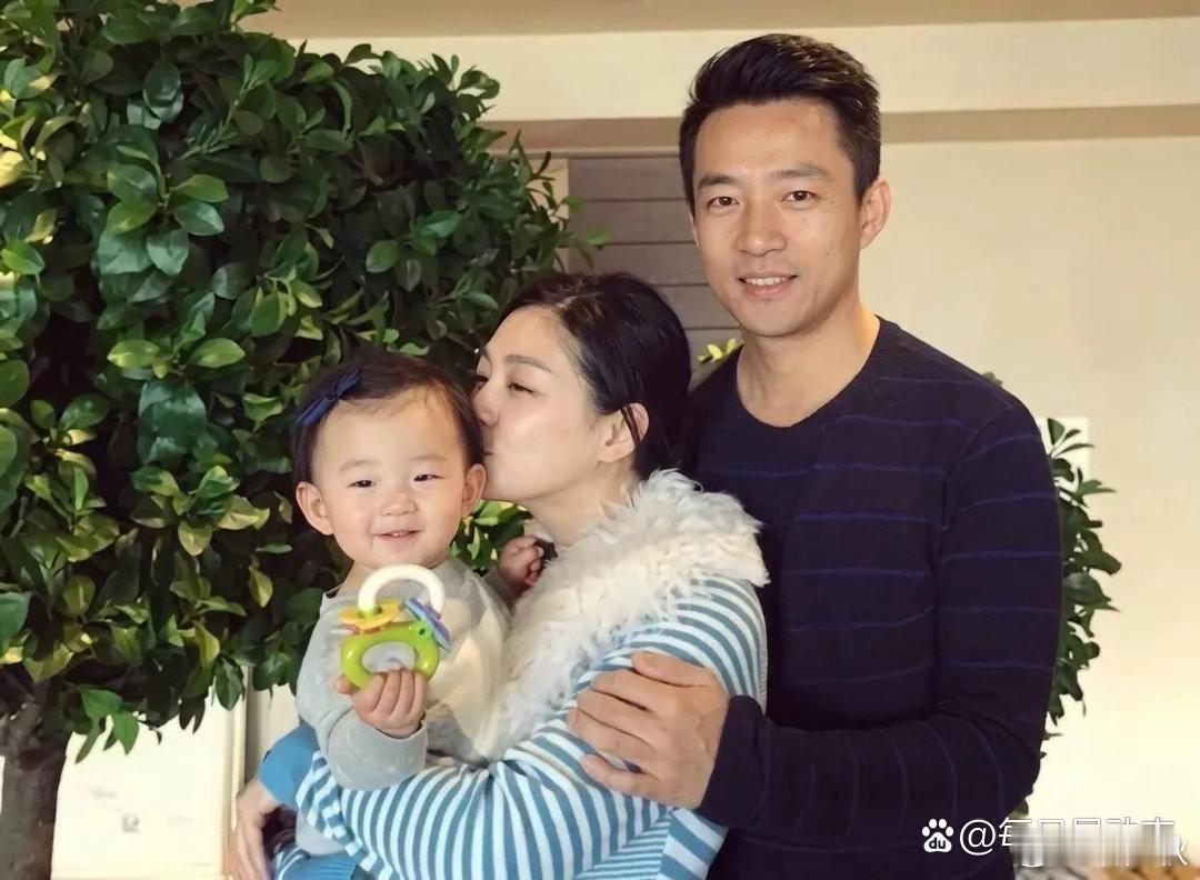 同样是汪小菲，两张全家福，拍出了两种人生 ​​​